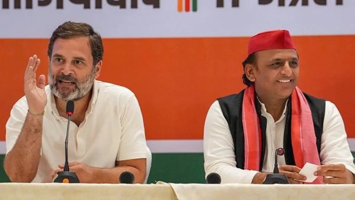 अखिलेश यादव और राहुल गांधी की रैली में बवाल, बैरिकेडिंग तोड़ मंच तक पहुंची भीड़, बिना भाषण दिए लौटे दोनों नेता