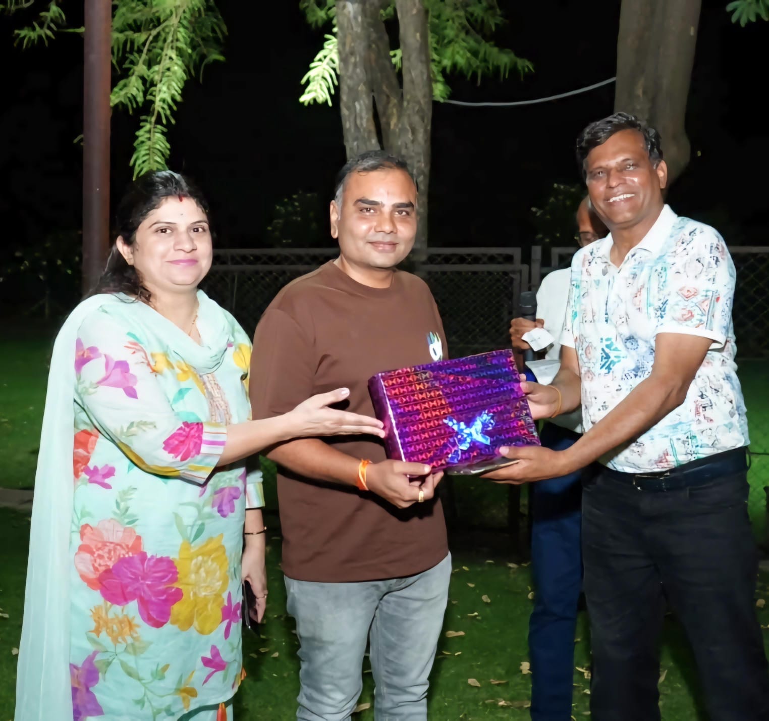 भारत विकास परिषद द्वारा मतदान में भाग लेने वाले दंपतियों को किया गया पुरुस्कृत