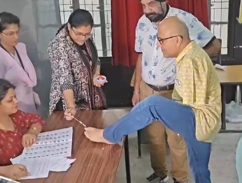 दिव्यांग ब्राण्ड एम्बेसेडर विक्रम अग्निहोत्री ने पैरों से मतदान कर पेश की अनूठी मिसाल