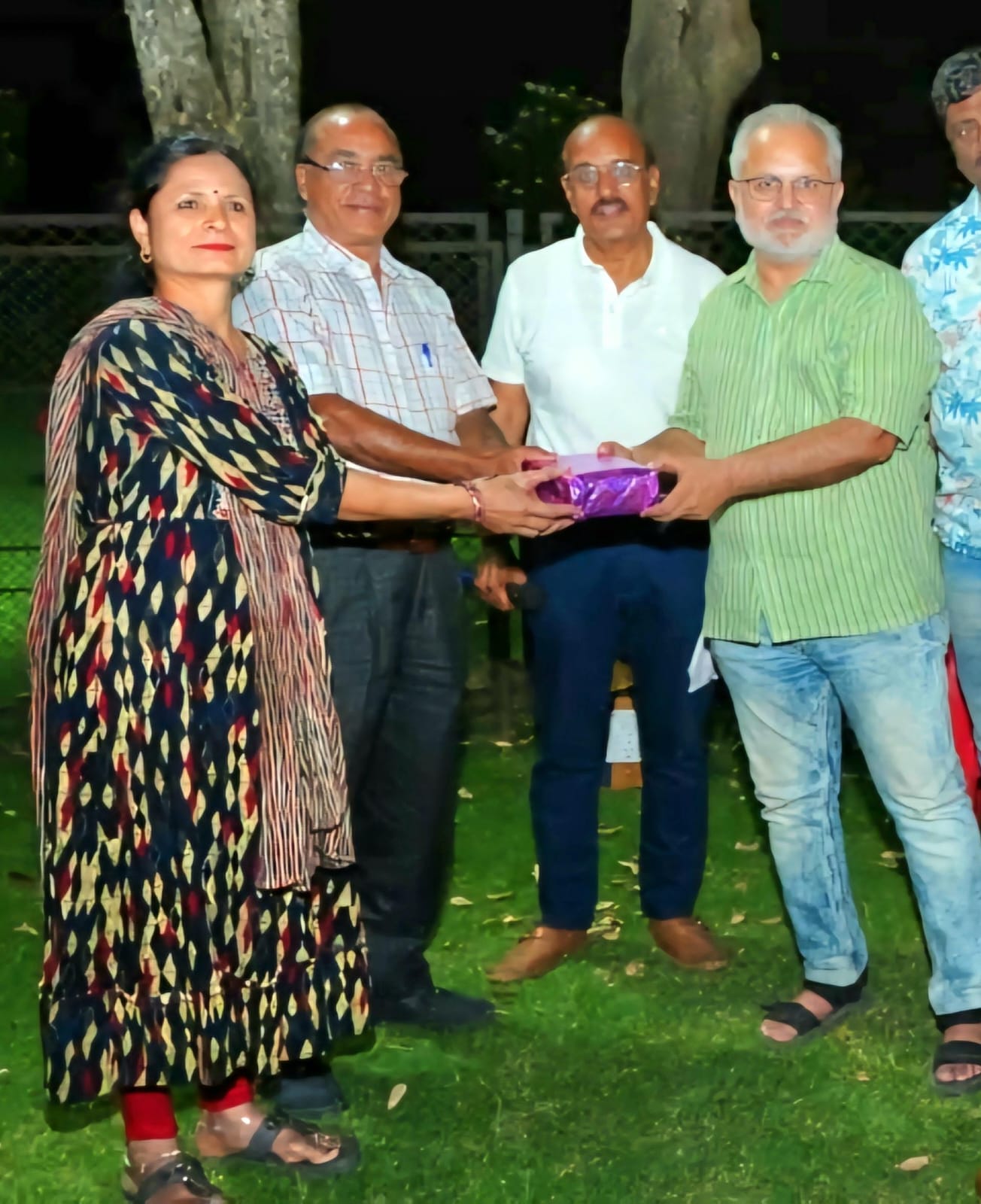 भारत विकास परिषद द्वारा मतदान में भाग लेने वाले दंपतियों को किया गया पुरुस्कृत