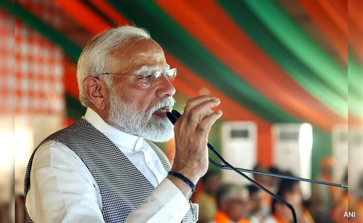 बंगाल में PM मोदी ने विपक्ष पर कसा तंज, कहा- 'मुख्यमंत्री अपने वोट बैंक को खुश करने के लिए साधु-महाराजाओं को...'