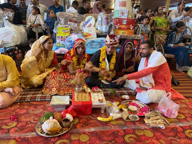 Indore : वर-वधु ने 7 फेरे के बाद आंठवा फेरा लगाया शहर की हरियाली व खुशहाली का