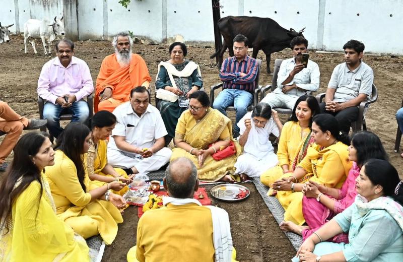 इंदौर में गायों के लिए अनोखी पहल, गौशाला में लगेगा 20 लाख का ICU शेड