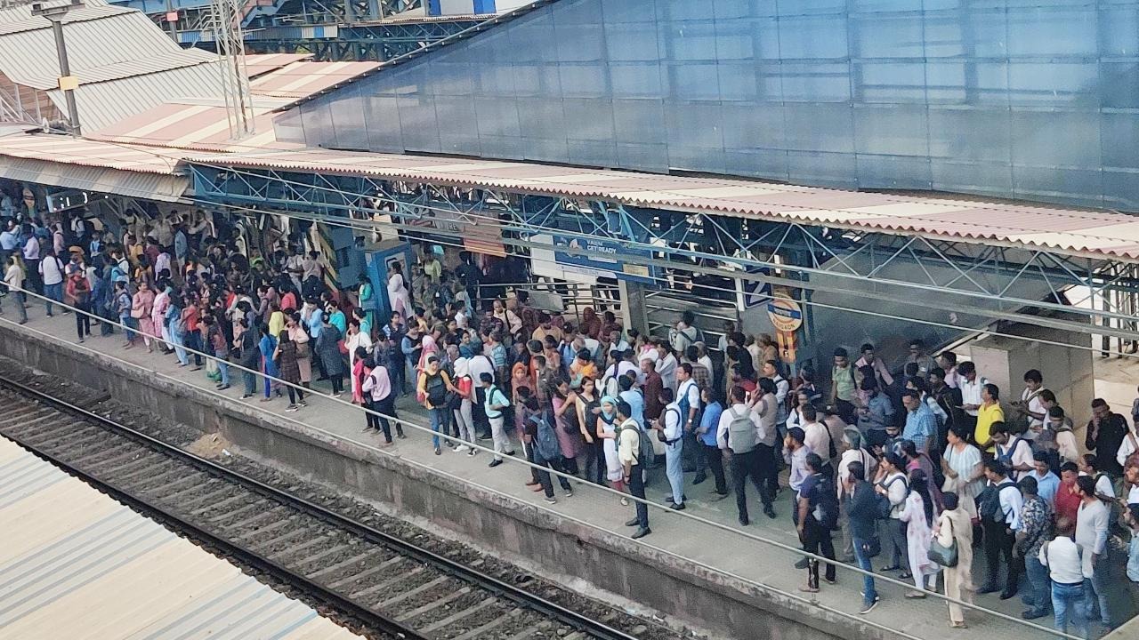 तकनीकी समस्याओं के कारण 'मुंबई' की लोकल ट्रेन प्रभावित, यात्री हुए परेशान