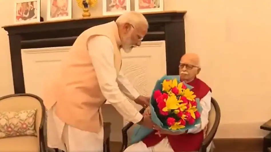 बड़ी खबर : संसदीय दल के नेता बनने के बाद आडवाणी, मुरली मनोहर जोशी से मिलने पहुंचे पीएम मोदी