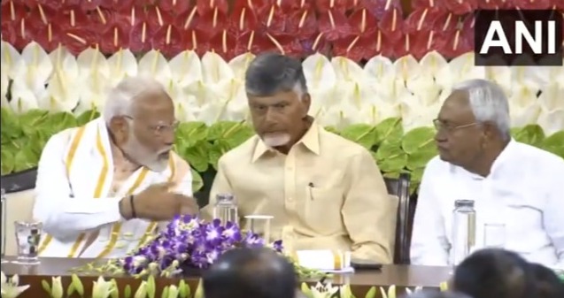 Live Updates : NDA संसदीय दल की बैठक शुरू, राजनाथ सिंह ने 'मोदी' के नाम का रखा प्रस्ताव