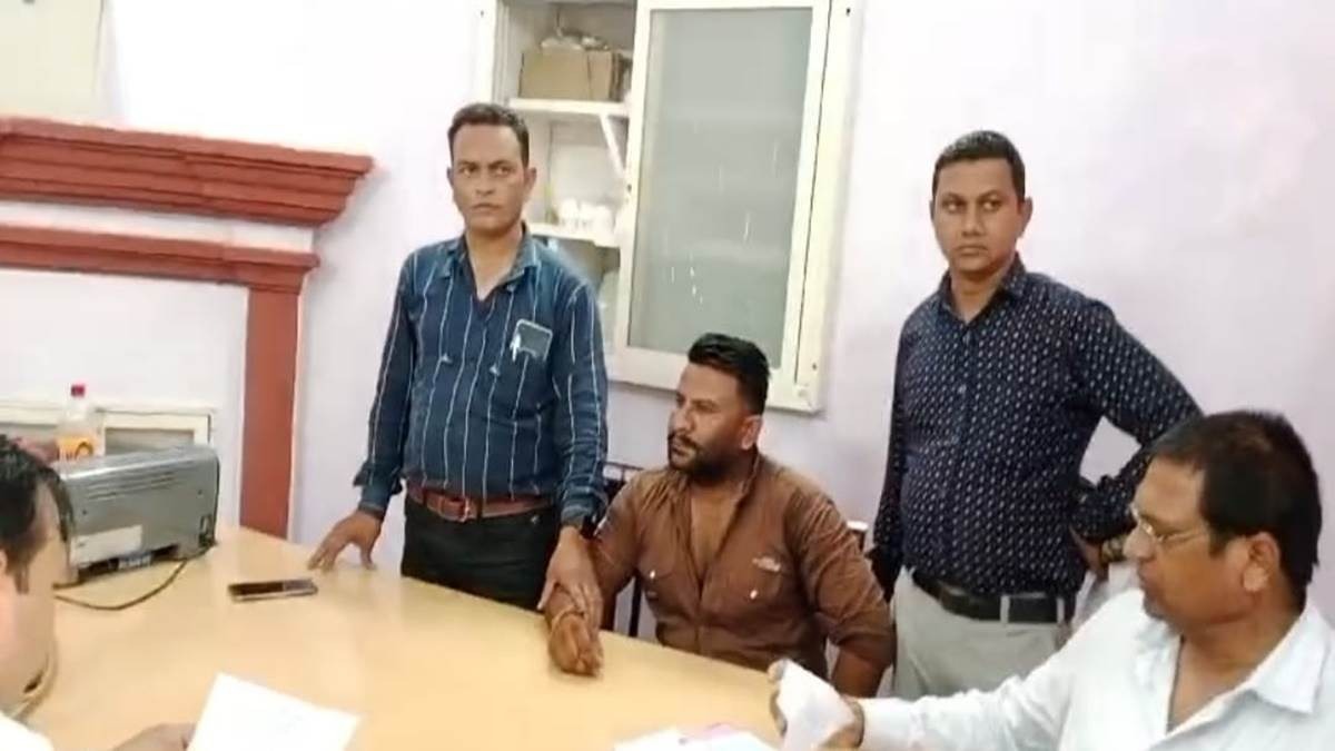 खरगोन में लोकायुक्त की बड़ी कार्रवाई, वनरक्षक को रिश्वत लेते रंगे हाथों पकड़ा