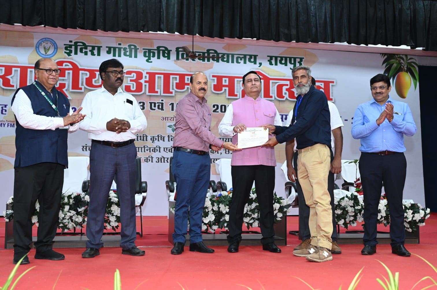 अलीराजपुर के आम उत्पादक उन्नत कृषकों को राष्ट्रीय आम महोत्सव रायपुर में मिले 10 पुरस्कार