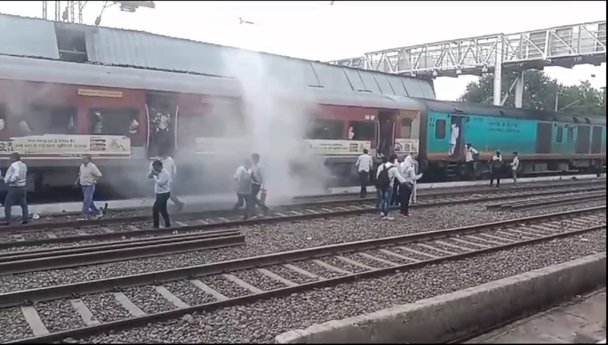 रेलवे स्टेशन पर खड़ी ट्रेन में धुंआ उठने से मची अफरा-तफरी, यात्रियों में हड़कंप!