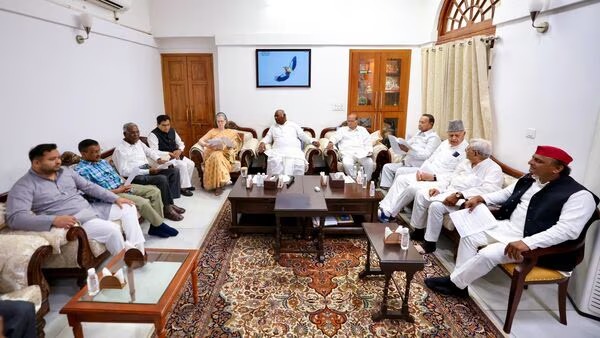 कांग्रेस ने अपने ही फैसले से लिया यू- टर्न, एग्जिट पोल बहस में होगें शामिल