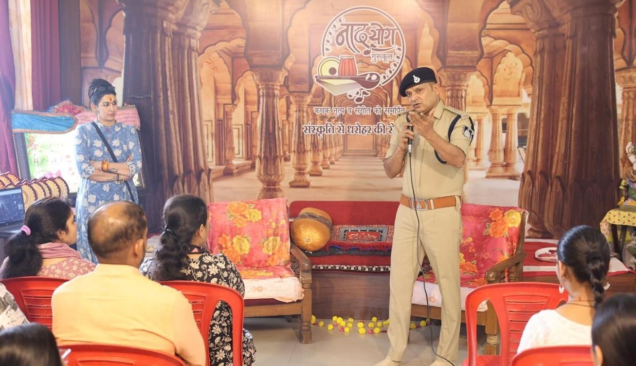 नाद योग गुरुकुल में लगी इंदौर पुलिस की पाठशाला, विद्यार्थियों ने सीखा साइबर अपराधों से बचने के उपाय