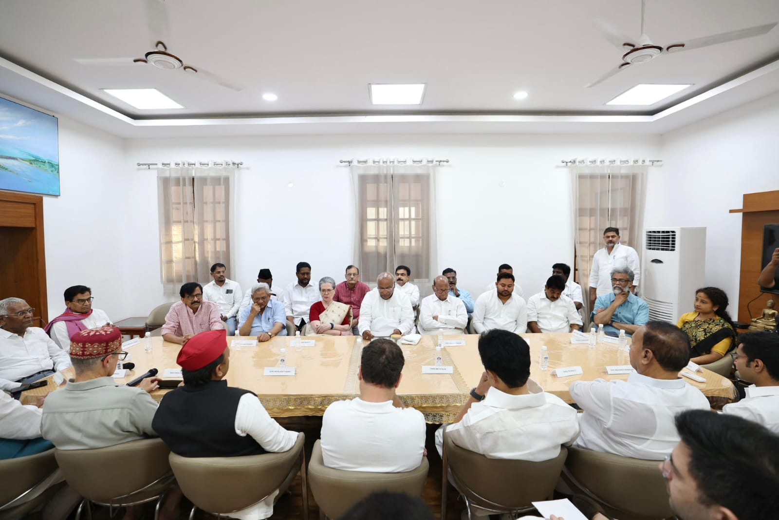 कांग्रेस अध्यक्ष खरगे का दूसरी पार्टियों को राजनैतिक संदेश, सभी राजनीतिक दलों का करेंगे स्वागत