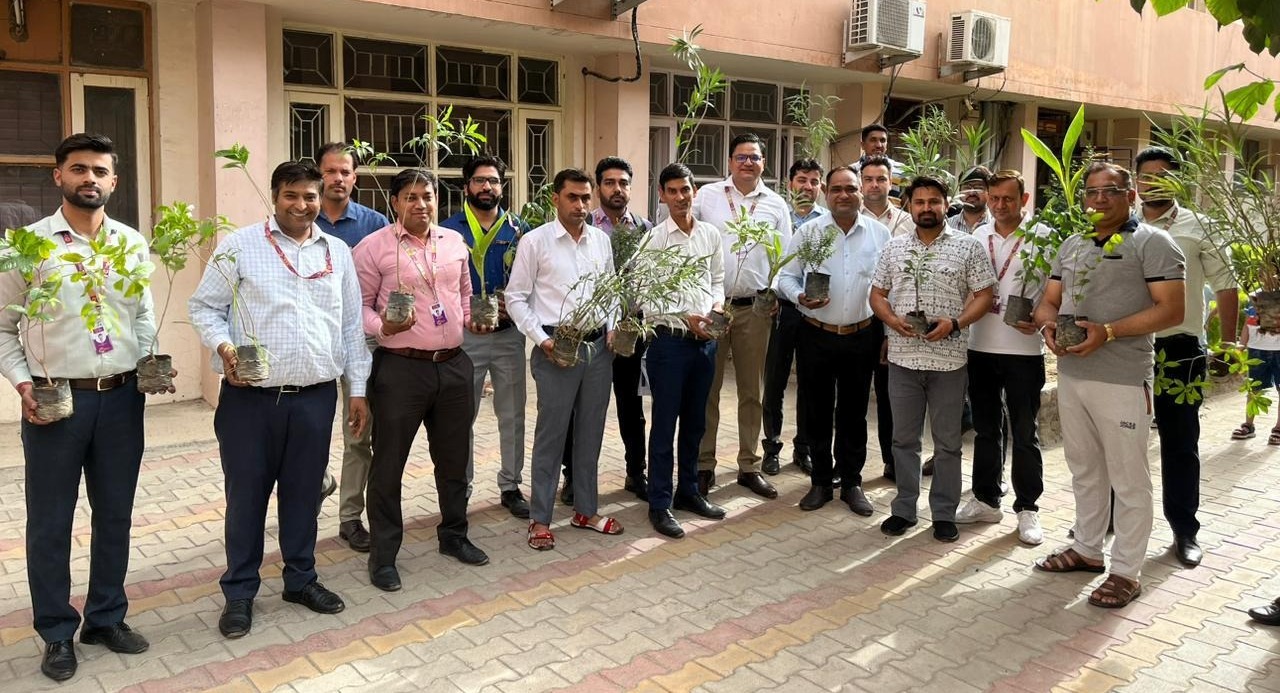 विश्व पर्यावरण दिवस पर AU स्मॉल फाइनेंस बैंक ने कई शहरों में किया वृक्षारोपण अभियान