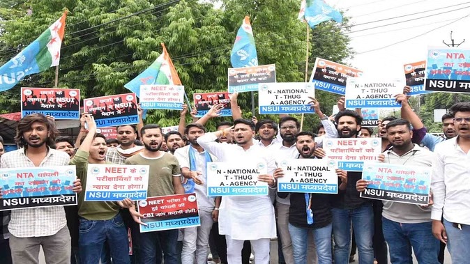 नीट एग्जाम गड़बड़ी मामला : NSUI का प्रदर्शन, की सीबीआई जांच की मांग