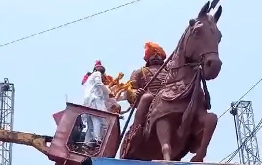 महाराणा प्रताप की प्रतिमा पर माल्यार्पण के दौरान हादसा, क्रेन गिरने से कांग्रेस पार्षद समेत दो घायल