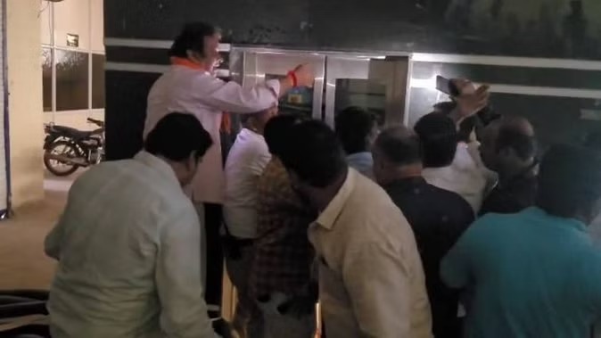 देवास नगर निगम में लिफ्ट गिरी, टला बड़ा हादसा, बाल-बाल बचे 8 लोग