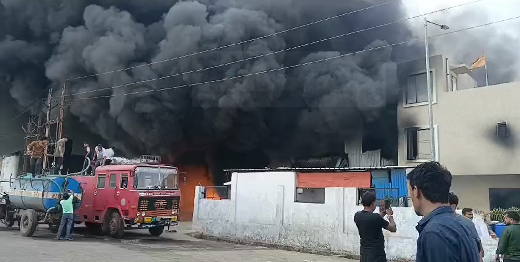 Breaking: विदिशा में केमिकल फैक्ट्री में लगी भीषण आग, 5 किमी दूर से दिखाई दे रही लपटें,मचा हड़कंप