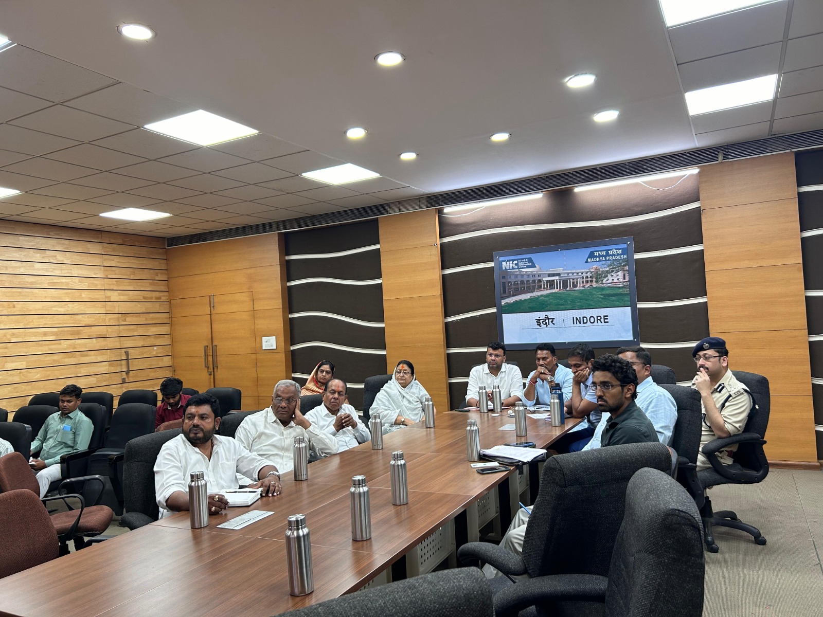 मुख्यमंत्री ने वीडियो कांफ्रेंसिंग के माध्यम से जिलों के विकास कार्यों की ली जानकारी
