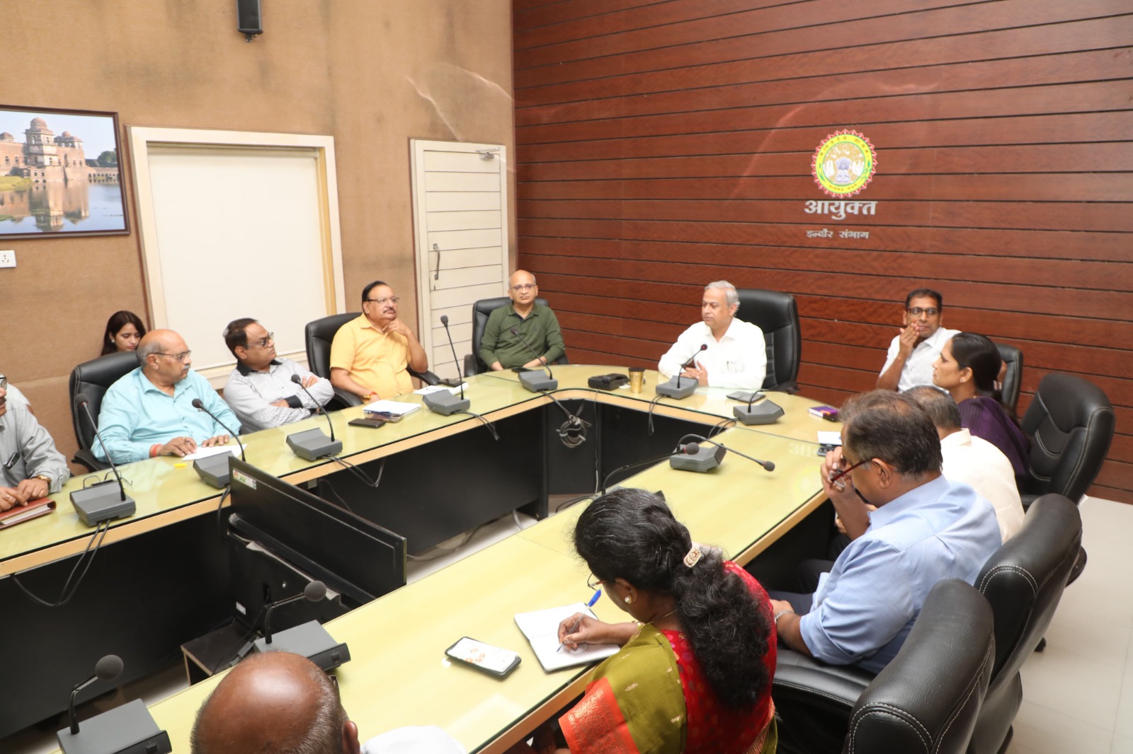 संभाग के दूरस्थ ग्रामीण अंचलों में आयोजित होंगे मेगा हेल्थ कैम्प, संभागायुक्त की अध्यक्षता में संबंधित बैठक सम्पन्न