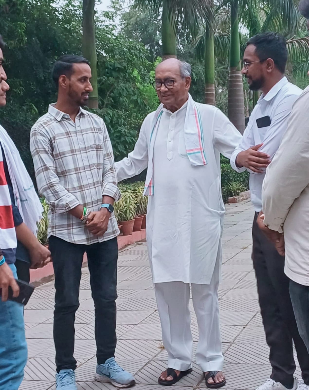 नर्सिंग घोटाले का मुद्दा संसद में उठाने की तैयारी, राज्यसभा सांसद दिग्विजय सिंह से मिले रवि परमार