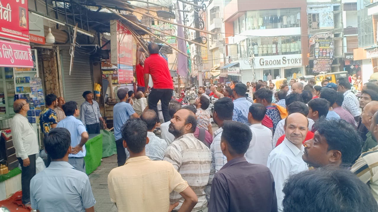 इंदौर में यातायात सुधार हेतु फुटपाथ और सड़कों से अतिक्रमण हटाने की कार्रवाई जारी