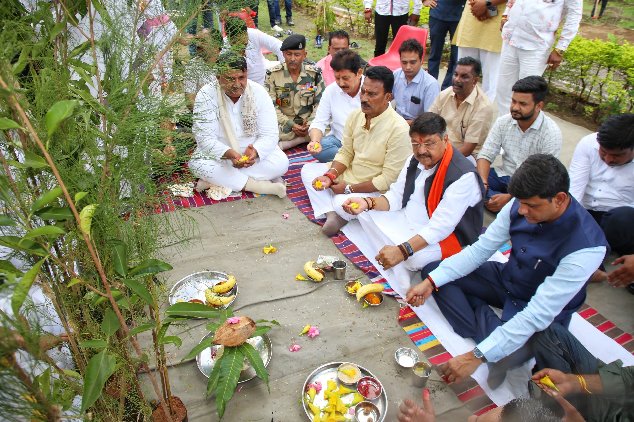 एक पेड़ मां के नाम अभियान में मंत्री व महापौर द्वारा प्रथम चरण के आए पौधे व वृक्षो का किया गया पुजन, होंगे 51 लाख पौधारोपण