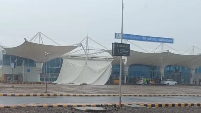 Collapse: दिल्ली के बाद गुजरात में बड़ा हादसा, राजकोट हवाई अड्डे के टर्मिनल के बाहर भारी बारिश के कारण गिरी छत