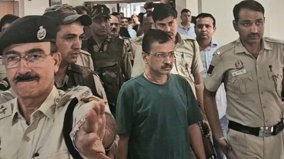 Delhi :अरविंद केजरीवाल की बढ़ीं मुश्किलेंं, कोर्ट ने 14 दिनों की न्यायिक हिरासत में भेजा
