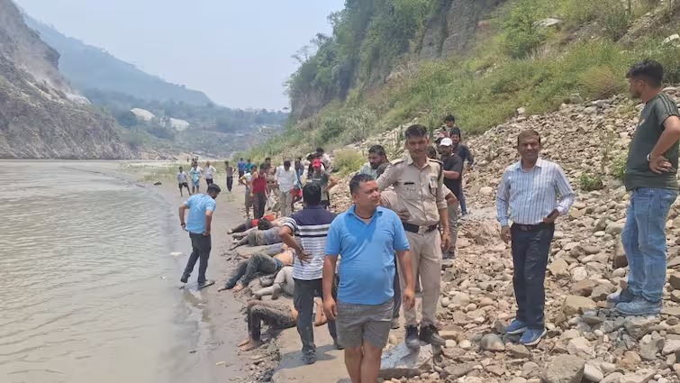 उत्तराखंड : बद्रीनाथ हाईवे पर बड़ा हादसा, नदी में गिरा टैम्पू, 10 से ज्यादा की मौत, कई घायल