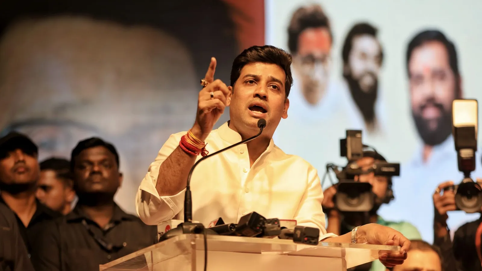 Lok Sabha Election Result: हर तरफ गुलाल...लड़खड़ाते शब्द...आंखों में आंसू, जीत के बाद भावुक हुए श्रीकांत शिंदे