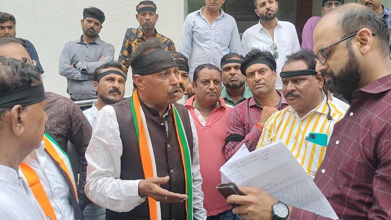 इंदौर में बिजली समस्या से परेशान कांग्रेसियों का काली पट्टी बांध कर आंदोलन