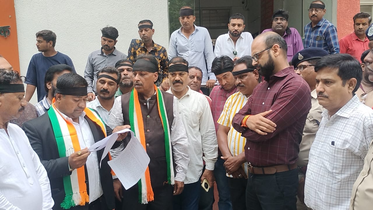 इंदौर में बिजली समस्या से परेशान कांग्रेसियों का काली पट्टी बांध कर आंदोलन