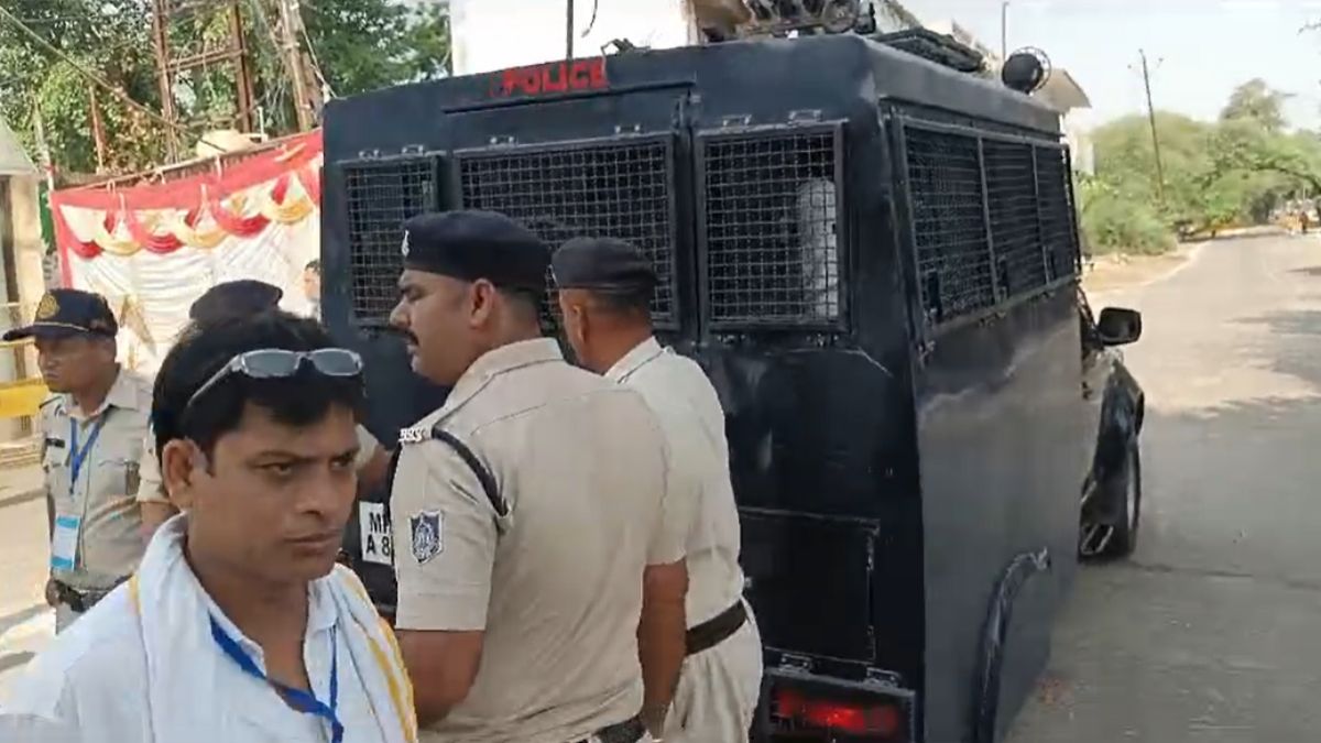नरसिंहपुर में कांग्रेसियों ने EVM पर उठाए सवाल, PM मोदी के खिलाफ लगाए नारे, पुलिस ने लिया हिरासत में