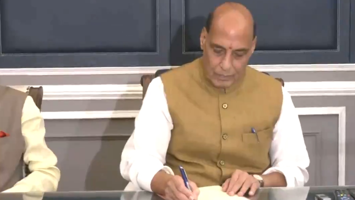 राजनाथ सिंह ने संभाला 'रक्षा मंत्री' का कार्यभार, बोले- हमें अपनी तीनों सशस्त्र सेनाओं पर गर्व है