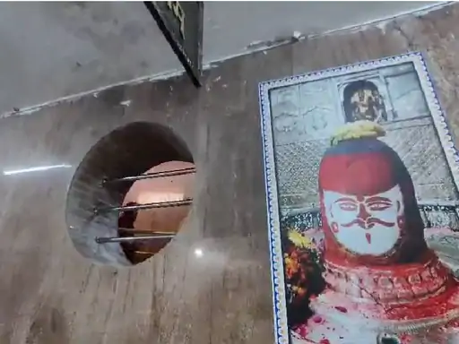महाकाल की सुरक्षा में चूक, दर्शन के लिए वेंटिलेशन से कूदे कई श्रद्धालु, VIDEO हुआ वायरल