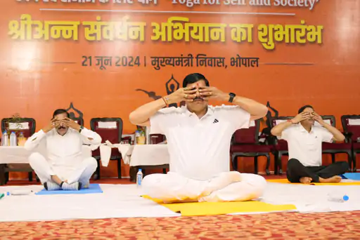योग दिवस पर CM डॉ यादव ने मुख्यमंत्री निवास पर किया योगाभ्यास
