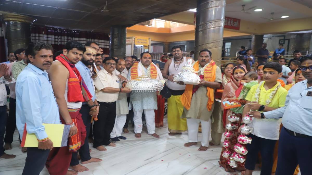 Mahakal Temple : UP के भक्तों ने बाबा महाकाल को अर्पित किए 10 KG से अधिक रजत आभूषण
