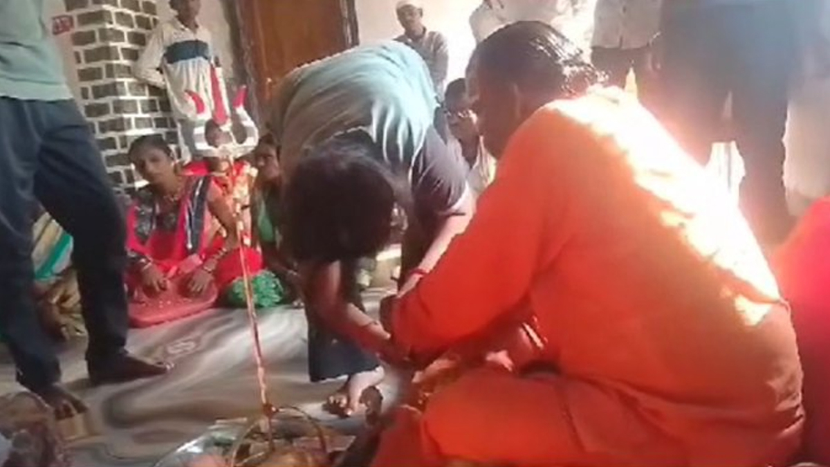 भूत भगाने के नाम पर बाबा ने की महिला की पिटाई, Video वायरल