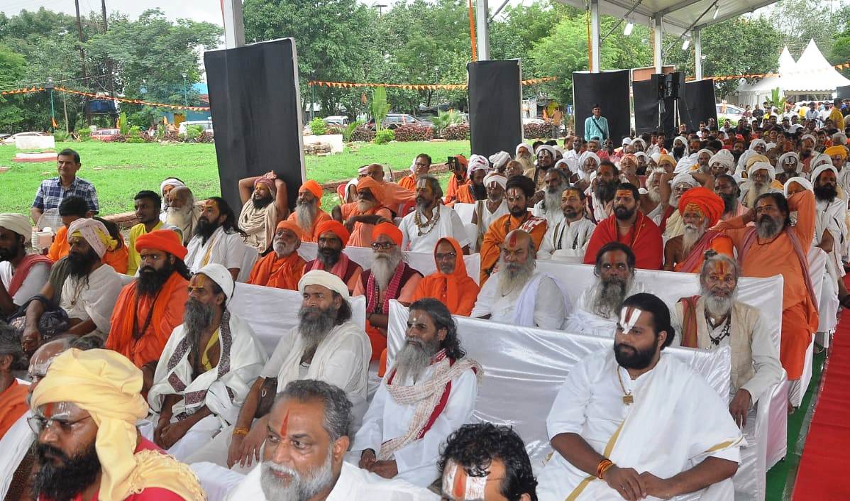 वृक्ष बैठे हुए संत होते हैं और संत चलते हुए वृक्ष होते हैं- उप मुख्यमंत्री