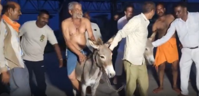 MP में बारिश के लिए अनोखा टोटका, किसानों ने अर्धनग्न होकर श्मशान में गधों से चलवाया 'हल'