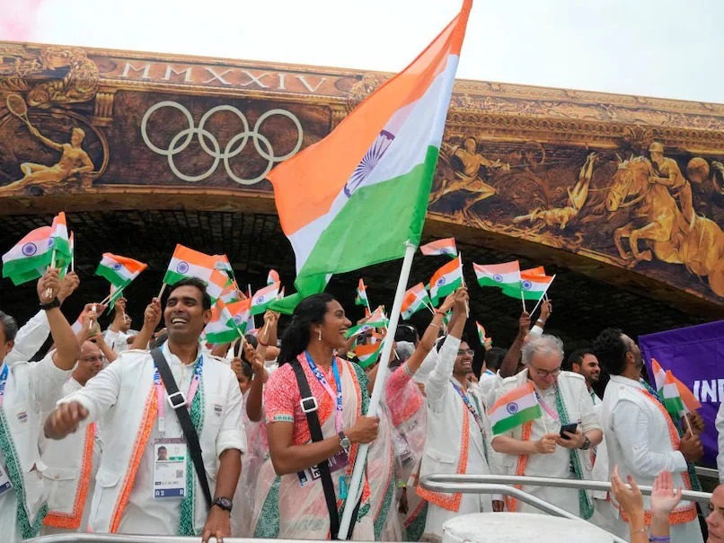 Paris Olympic का शानदार आगाज, सिंधू और शरत ने अपने हाथ में थामा तिरंगा, देखें खूबसूरत PHOTOS