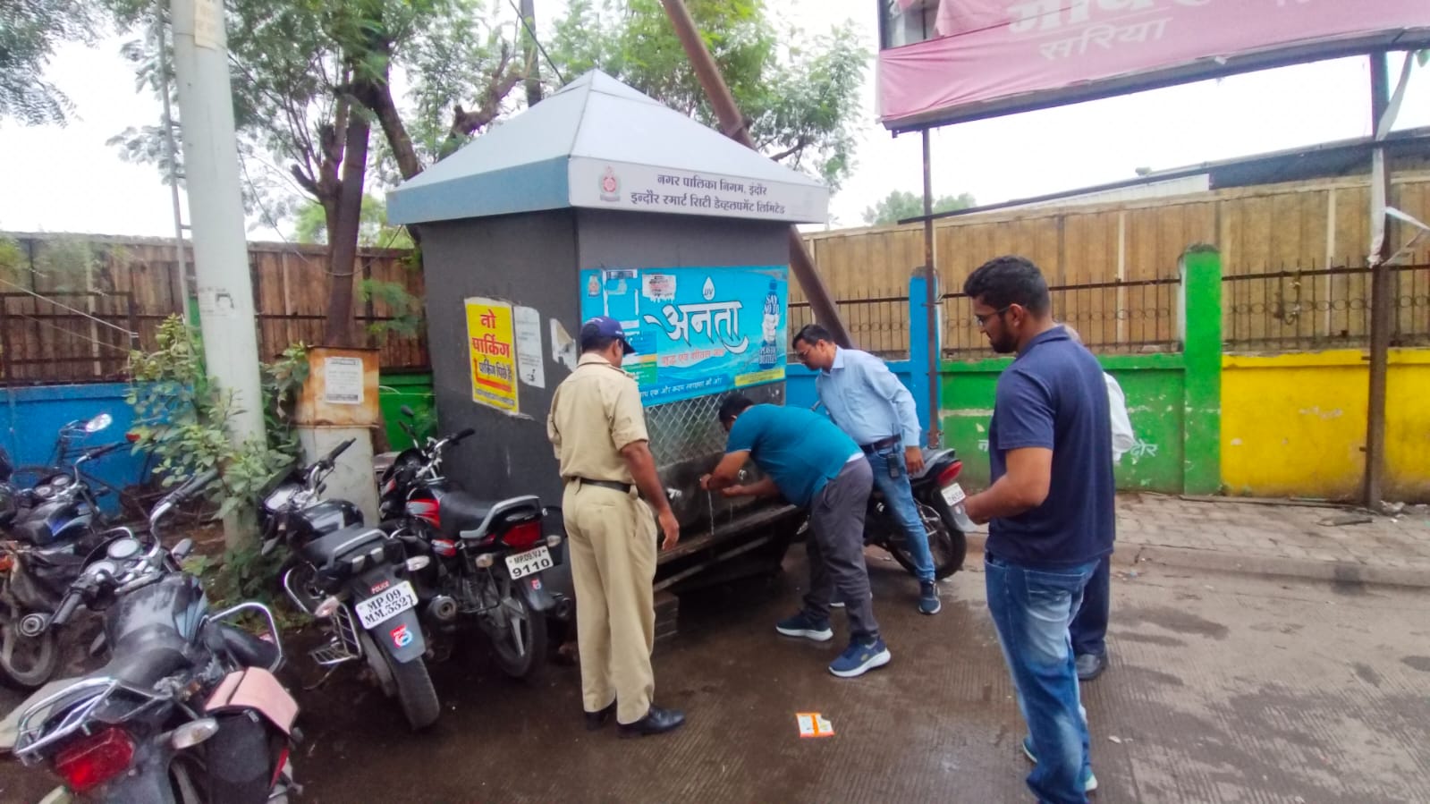 आयुक्त ने प्याऊ पर पिया पानी, कचरा-गंदगी फैलाने पर काटा चालान