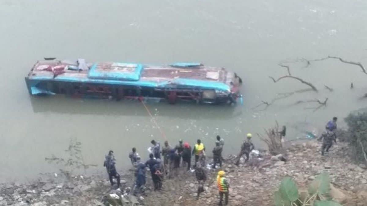 नेपाल में भूस्खलन, दो बसें नदी में गिरीं, 60 यात्री डूबे, बचाव कार्य जारी