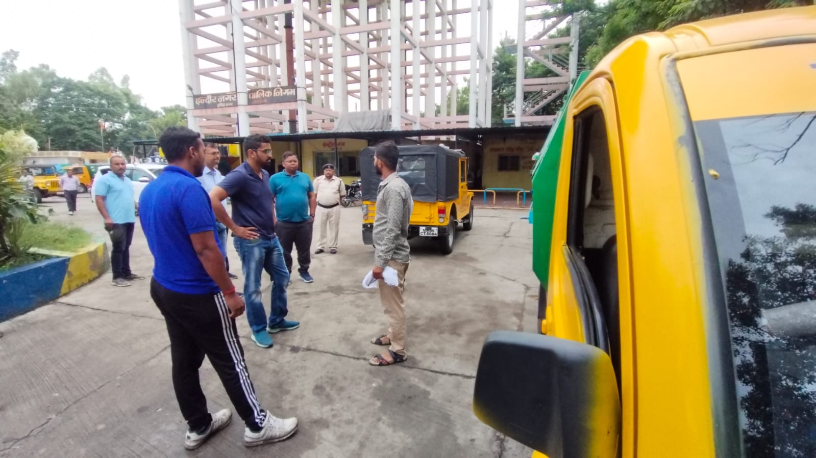 आयुक्त ने प्याऊ पर पिया पानी, कचरा-गंदगी फैलाने पर काटा चालान