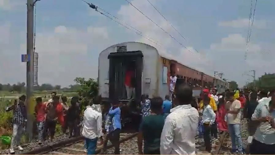 Bihar: दरभंगा से नई दिल्ली जा रही ट्रेन दो हिस्सों में बंटी, बोगियों से अलग हुआ इंजन, यात्रियों में मची चीख-पुकार