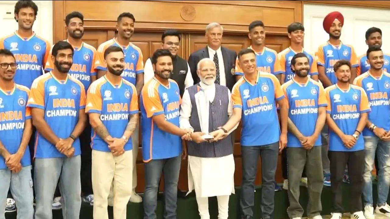 चैंपियन टीम इंडिया की PM मोदी से हुई मुलाकात: जश्न में भरी फोटो और वीडियो में बरसी खुशियों की बौछार