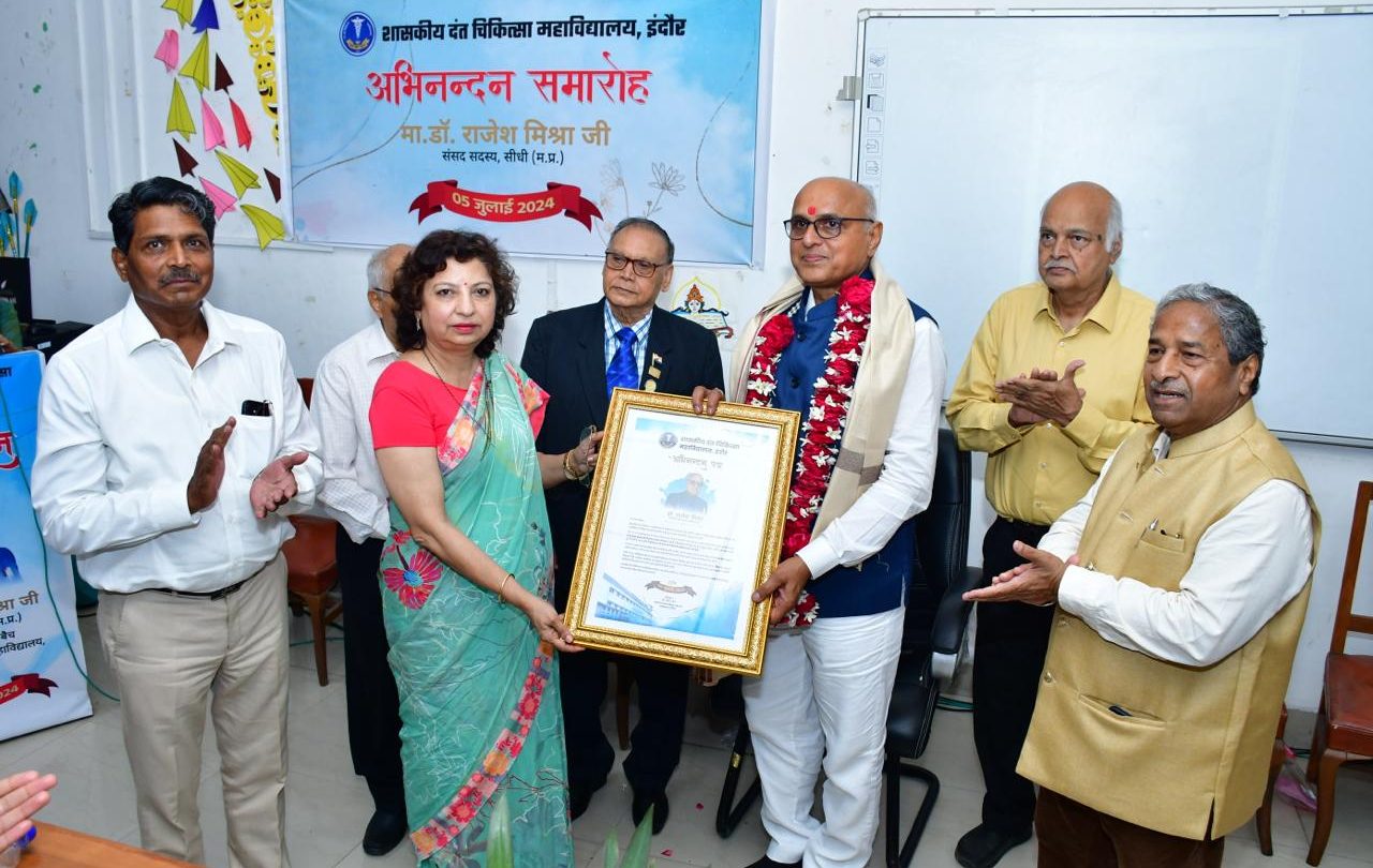 इंदौर: दंत चिकित्सा महाविद्यालय के पूर्व शिक्षक डॉ. अजय मिश्रा को मरणोपरांत किया गया सम्मानित