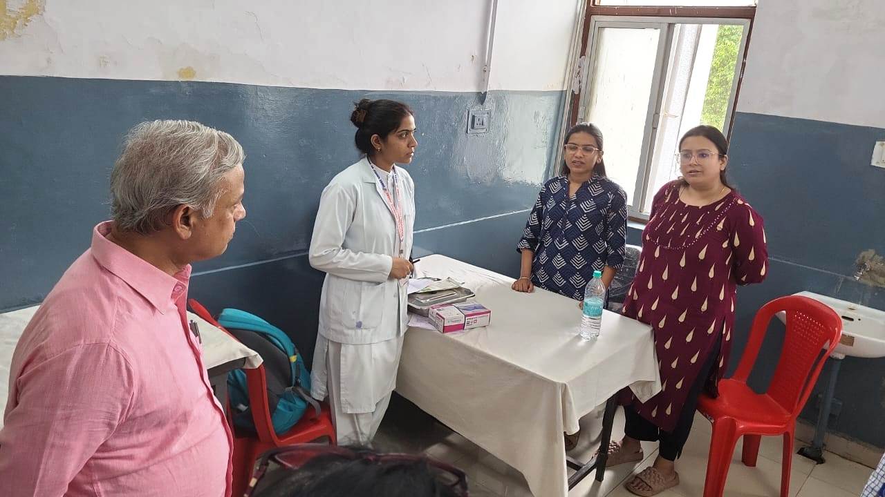 महू में आयोजित हुआ नि:शुल्क स्वास्थ्य परीक्षण मेगा हेल्थ कैम्प, संभागायुक्त ने लिया कैंप का जायज़ा