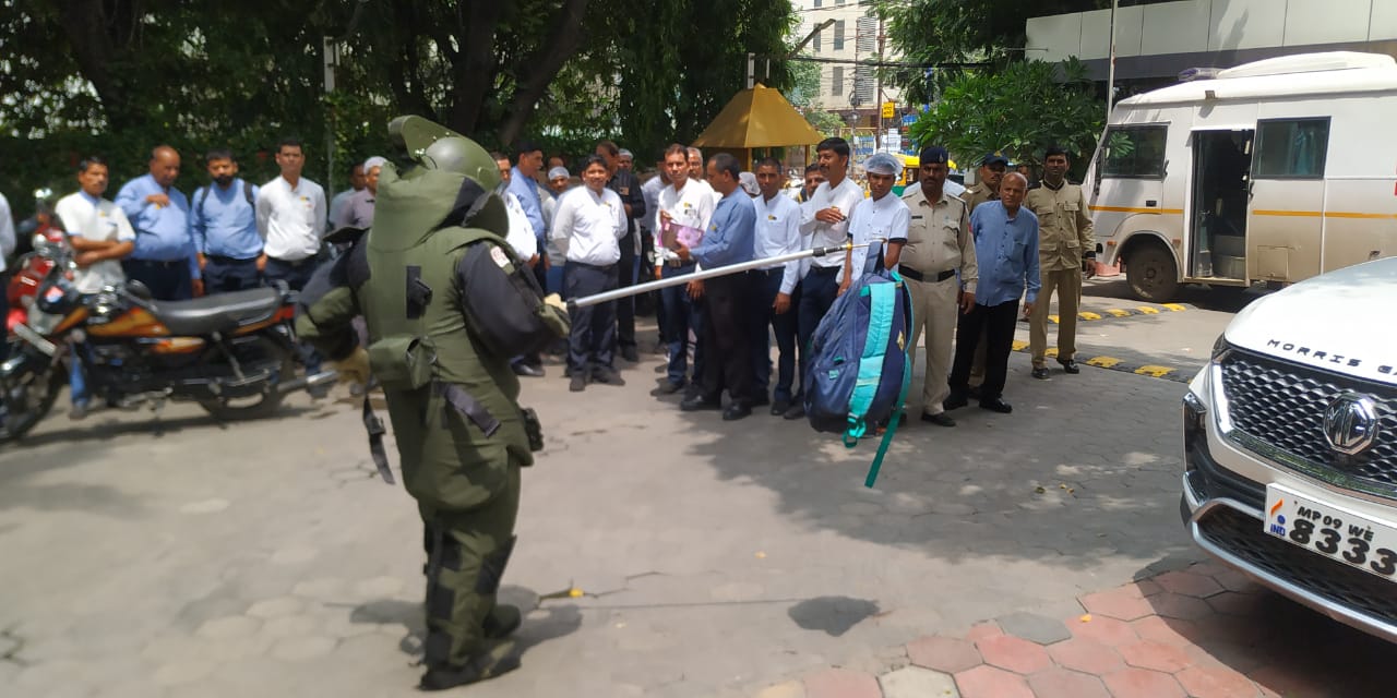 होटल श्रीमाया में इंदौर पुलिस ने मॉक ड्रिल कर परखी आपातकालीन स्थिति की सुरक्षा व्यवस्था
