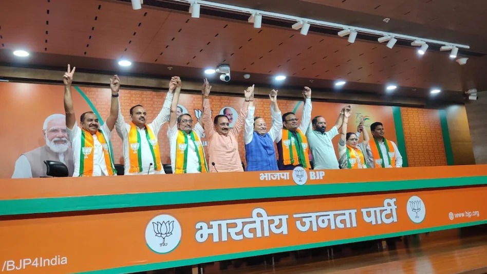 Delhi: AAP को बड़ा झटका, पूर्व मंत्री राजकुमार आनंद, सिटिंग MLA सहित कई नेता बीजेपी में हुए शामिल